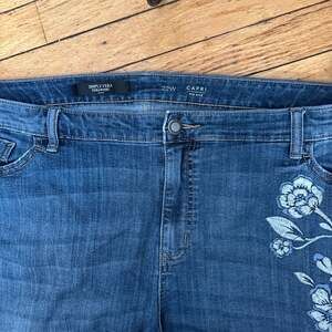 Simply Vera Vera Wang Floral Embroidered Mid Rise Capri Jeans Size 22W
